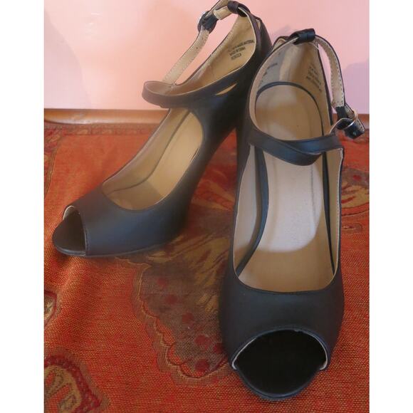HOT TOMATO Stilettos Heels Size 7.5M Peep Toe Ankle Strap Black Sexy Party Shoes - Picture 1 of 5